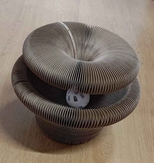 Zolux Chatouille Drapka tekturowa składana łapka z piłką i kocimiętką